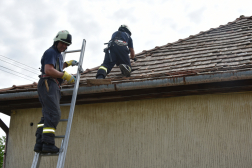 tetőn dolgoznak a tűzoltók