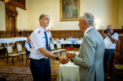 tűzoltó elismerését veszi át a polgármestertől 