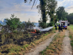 égő tarlót oltják a tűzoltók