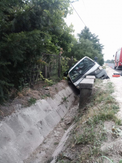 hídfőnek csapódott kisteherautó