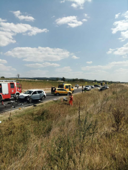 összetört autók, helyszínen lévő mentők, tűzoltók