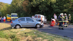 balesetet szenvedett autók az úttesten