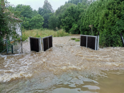 A víz betör az udvarokra