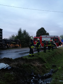 Csörlők segítségével felállították a pótkocsit