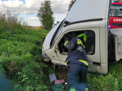 kisteherautó az árokba csapódott