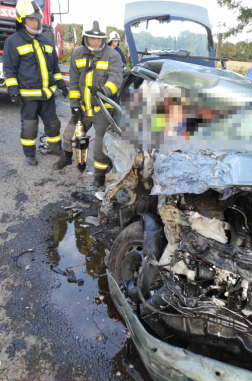 feszítővágóval szabadítják ki a sérültet