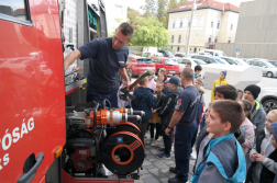A gyerekek megnézték a tűzoltóautót is 