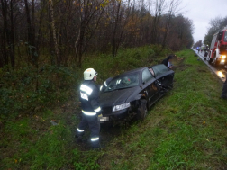 Az árokban landolt az egyik autó