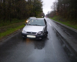 A másik kocsinak a kereke tört ki