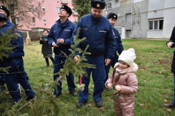 A tűzoltók is a gyerekek segítségére voltak