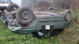 árokba csapódott autó fejtetőn