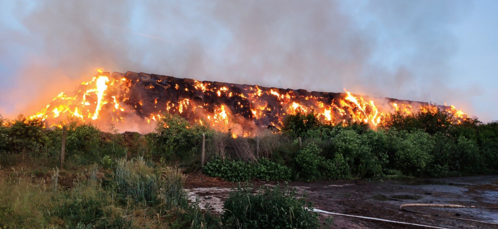 több ezer bála lágol