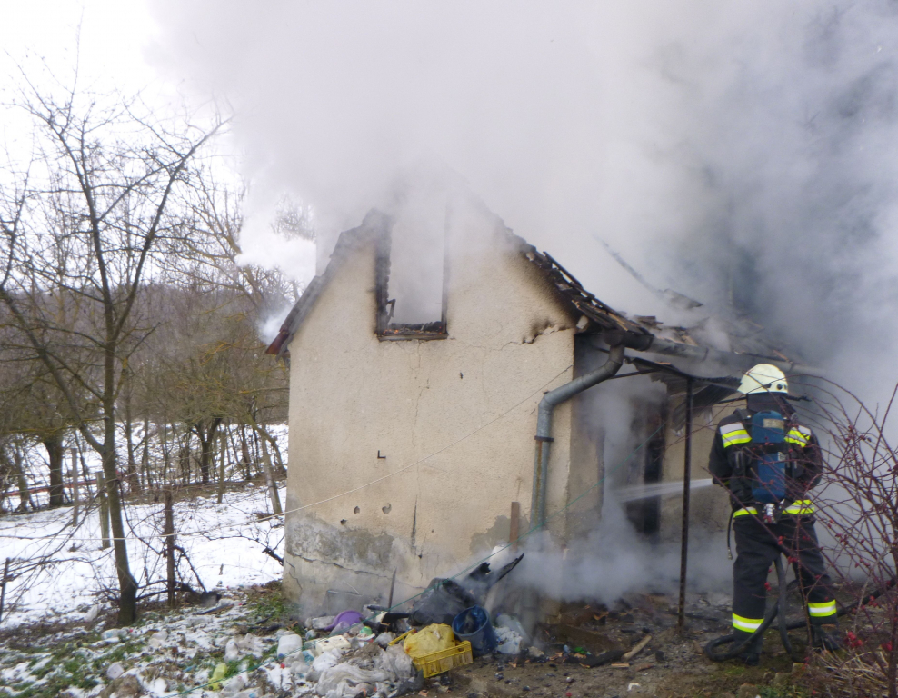 füst száll ki az égő ingatlanból