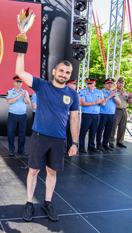legerősebb tűzoltó tartja kezében a kupát