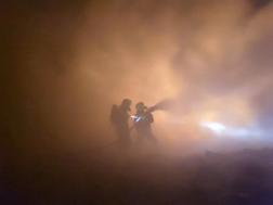 nagy füstben dolgoznak a tűzoltók