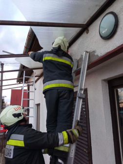 A tűzoltók leszedték az üvegdarabokat