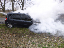 füstöl az autó motortere
