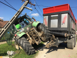 A traktor tartotta a villanyoszlopot