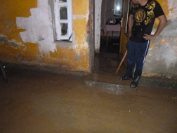 A víz lassan visszahúzódott