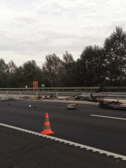 A szalagkorlátot leszakította