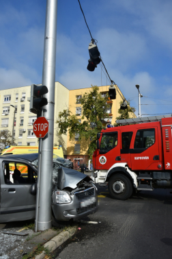 Oszlopra csavarodott az ütközés után a személyautó