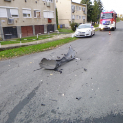 A másik autó ajtaja szakadt be