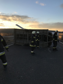 Törmelékek borították be az úttestet