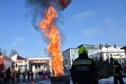 Több méteres lángok vetődtek ki az edényből