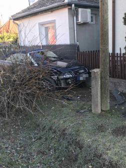 kerítésnek ütközött összetört az autó