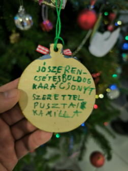 kedves üzenet a díszen