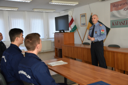 Krám István tűzoltó ezredes fogadta az újoncokat