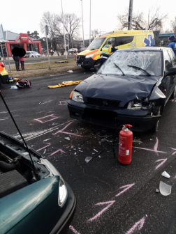 Majd neki ütközött a szemből érkező járműnek