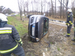 Az autó az oldalára borult