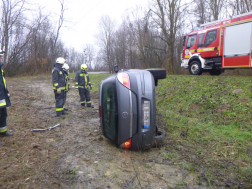 A tűzoltók kerekeire állították a kocsit