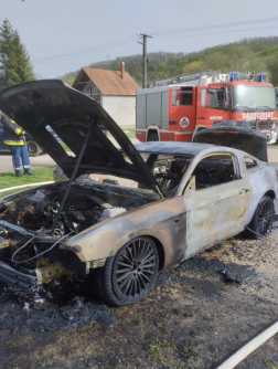 a kiégett autó motortere ki van nyitva