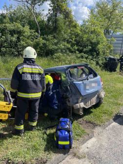 Az egyik autó vezetőjét a mentőkkel közösen emelték ki a tűzoltók