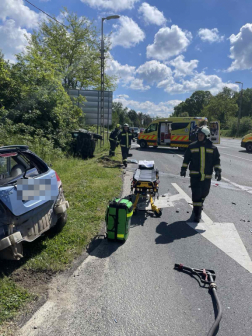 A másik autó az oldalára borult