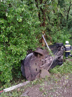 Oldalára borult az autó