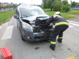 A tűzoltók áramtalanították a járműveket