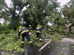 Elzárta az utat a közlekedők elől