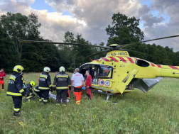 A sérültet a helikopterbe helyezték