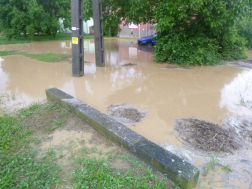 Az autó a vízben ragadt