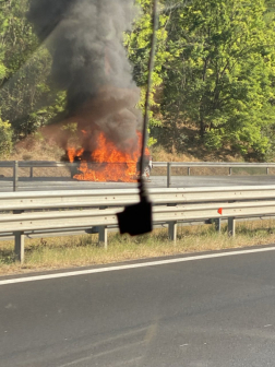 A Budapest felé vezető oldalon égett egy autó