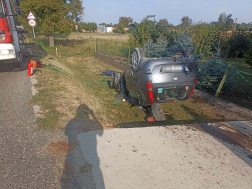 árokba fejtetőn az autó