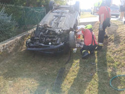 tűzoltókl mentőkkel közösen emelik ki a sérültet