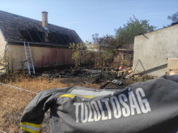 A szomszéd házra is átterjedt a tűz