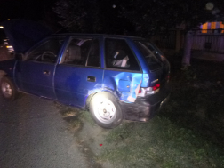 Az útszélén parkoló autó