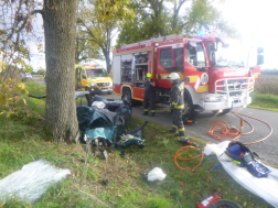 A jármű vezetőjét a tűzoltók szabadították ki