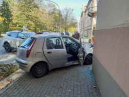 Ház sarkának csapódott az egyik kocsi