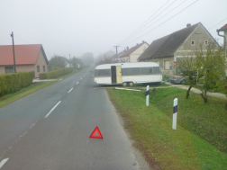 lakókocsi árokban